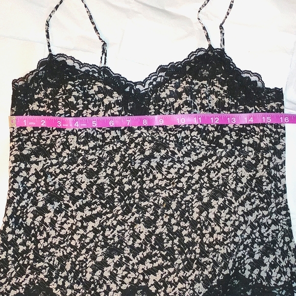 🦋 ANN TAYLOR CAMISOLE - BLACK & WHITE ABSTRACT LACE TRIMMED - SZ 6P - Picture 5 of 11